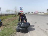 جمع آوری زباله از حاشیه جاده آمل به بابل در محدوده و حریم شهر دابودشت توسط نیروهای خدمات شهری 