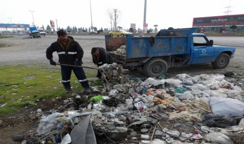 پاکسازی حاشیه محدوده و حریم شهر دابودشت (خیابان  امام رضا (ع) )توسط واحد خدمات شهری 